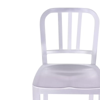 Replika av pall i aluminium - ikonisk industridesign