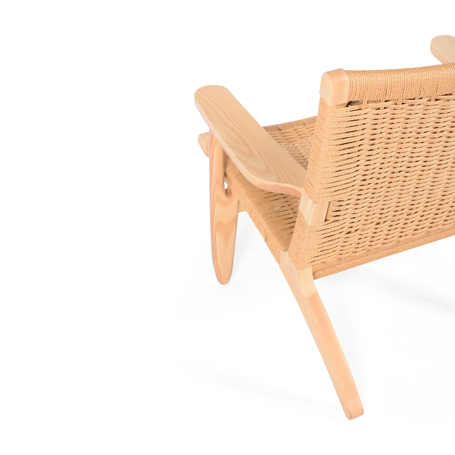 Cadeirão Catani CH25 | Design escandinavo em freixo e corda natural