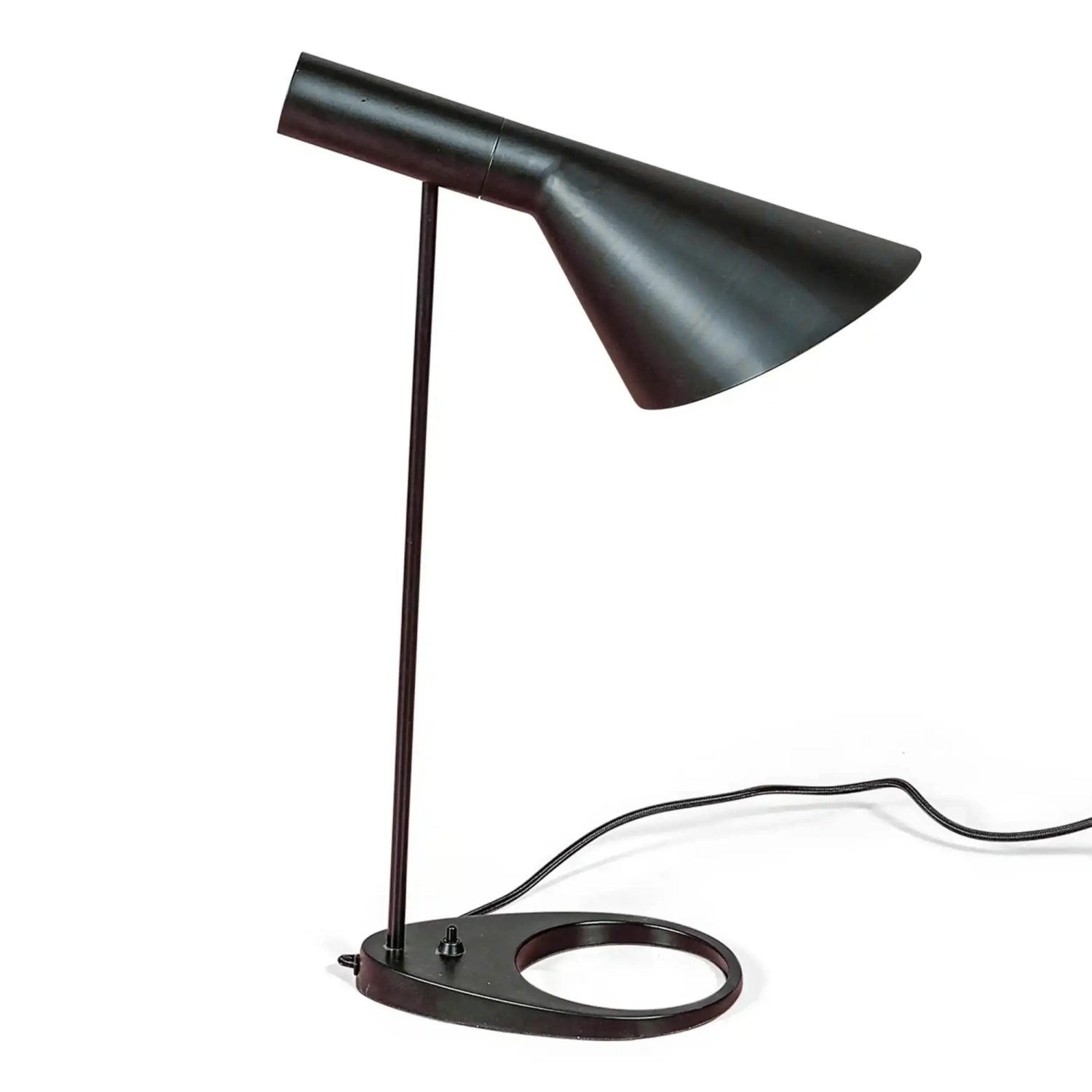 Jhon tafellamp | Op Arne Jacobsen geïnspireerd ontwerp in staal