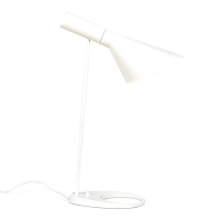 Candeeiro de mesa Jhon: design inspirado em Arne Jacobsen em aço