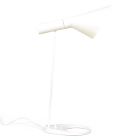 Candeeiro de mesa Jhon: design inspirado em Arne Jacobsen em aço