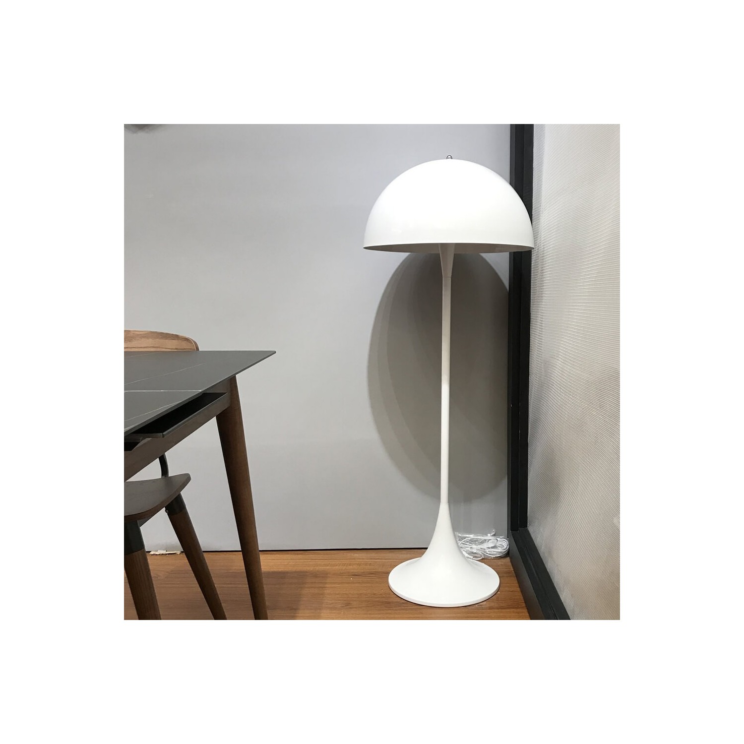 Replica van de Phantella vloerlamp van Verner Panton