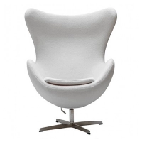 Replika židle na vejce s podnožkou od designéra Arne Jacobsen