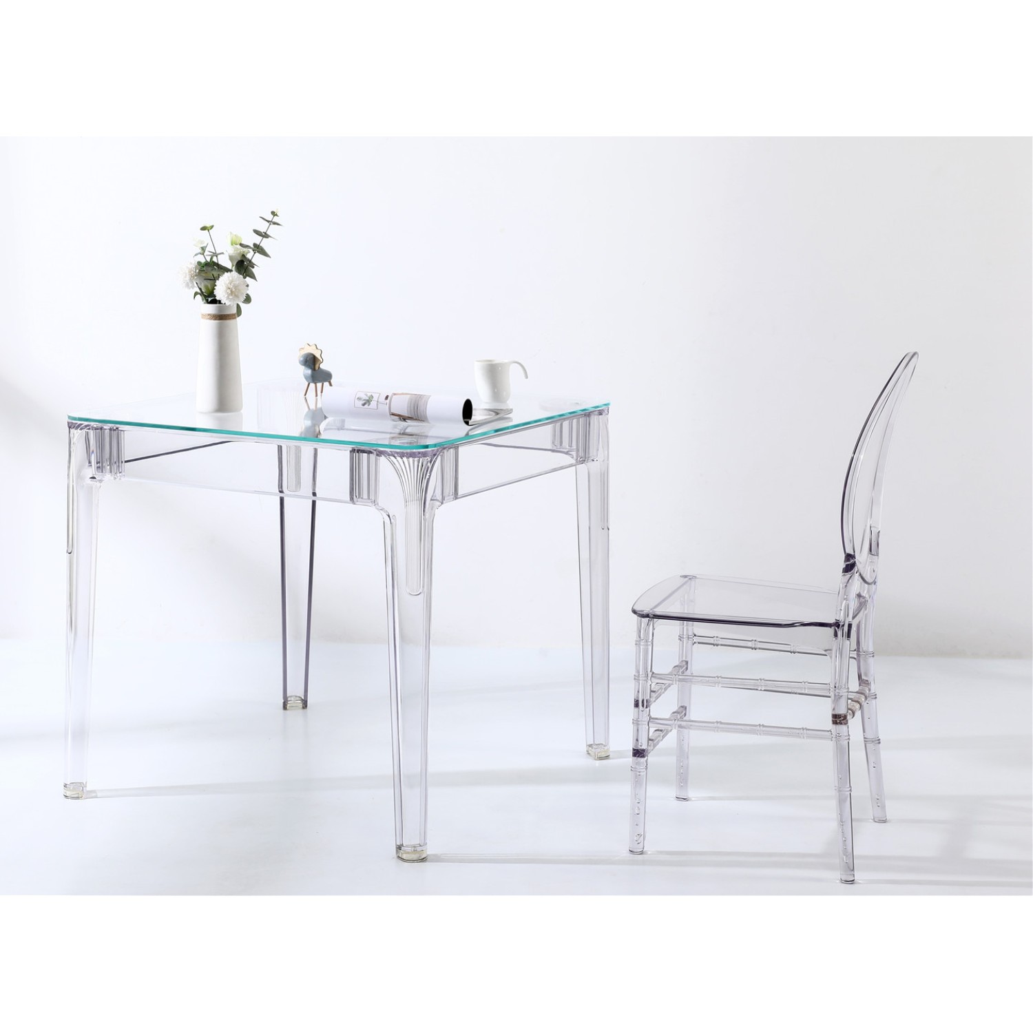 Isabelle Ghost chair in transparent polycarbonate
